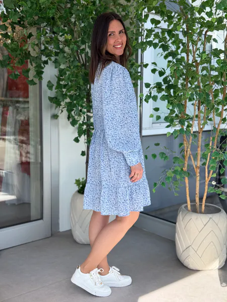 Hovedbilde NOELLE KJOLE M/BLOMSTER - LYSBLÅ