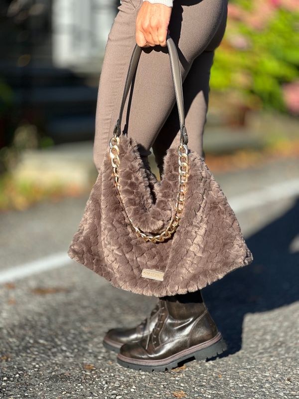 VESKE FAKE FUR M/GULL LENKE - TAUPE