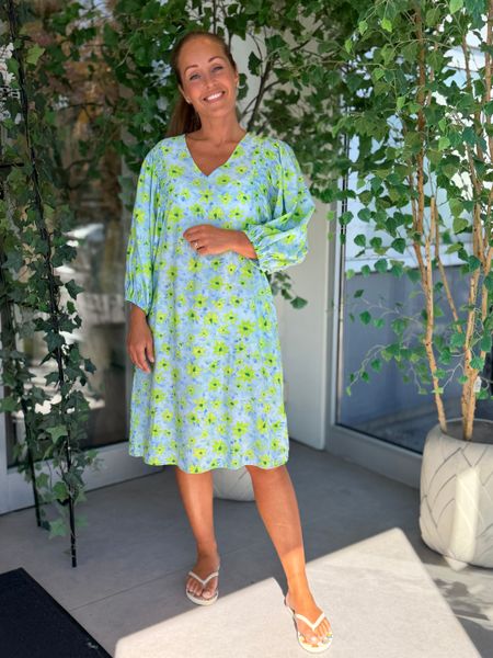 Hovedbilde JOVI KJOLE FLOWERS - HIMMELBLÅ/LIME GRØNN