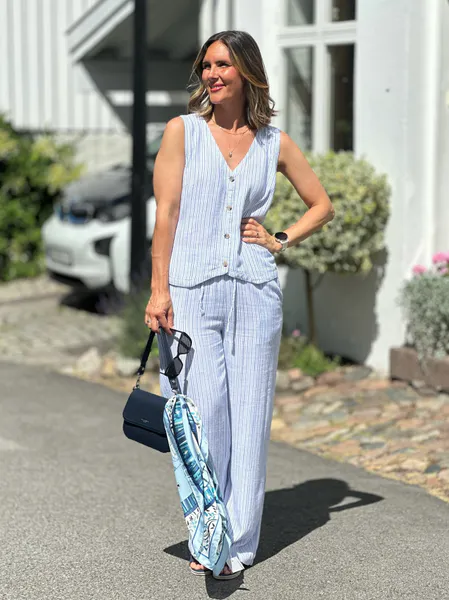 Hovedbilde LAVARA VEST STRIPES - DENIMBLÅ/HVIT