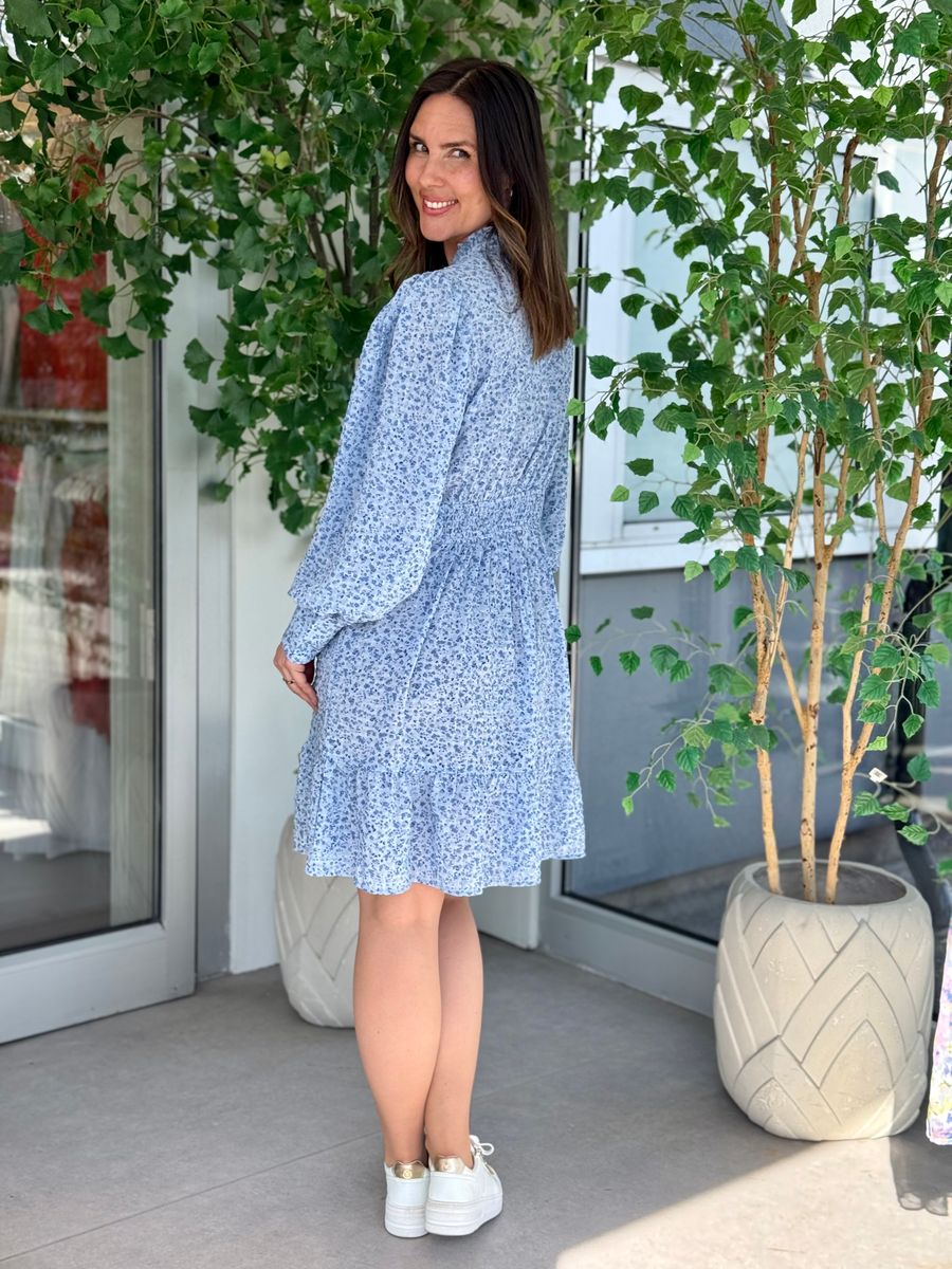 NOELLE KJOLE M/BLOMSTER - LYSBLÅ