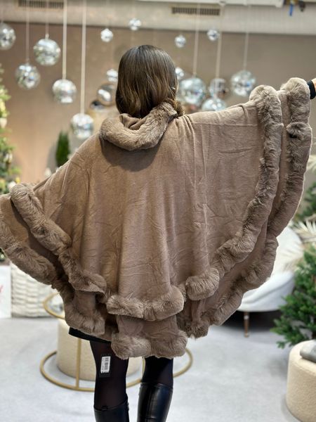 Hovedbilde CAPE M/ HETTE & FAKE FUR - MULVARP