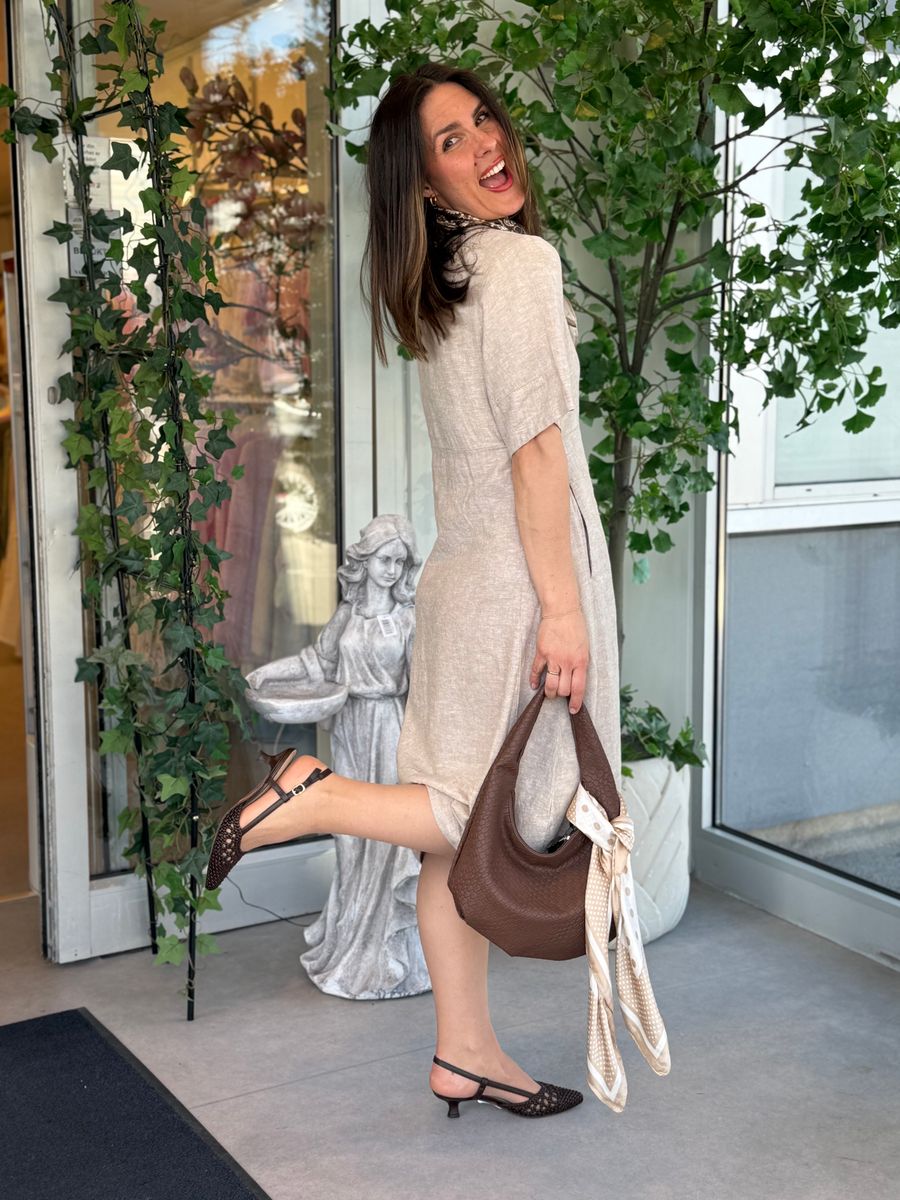 LAVA KJOLE V-HALS - SAND MELERT