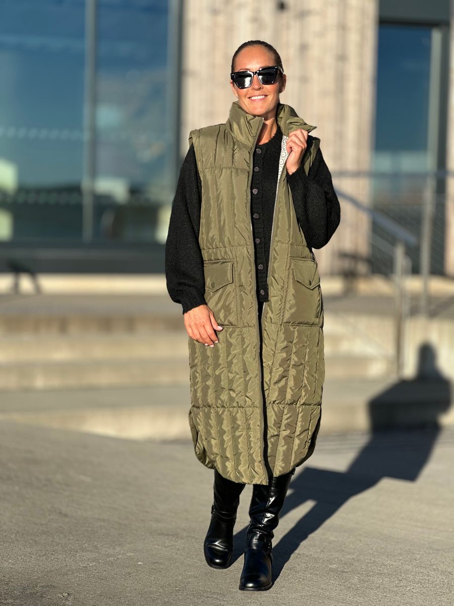 OLGA TO I EN KÅPE / VEST - OLIVEN