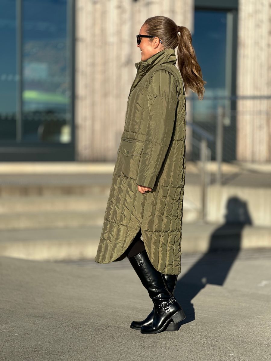 OLGA TO I EN KÅPE / VEST - OLIVEN