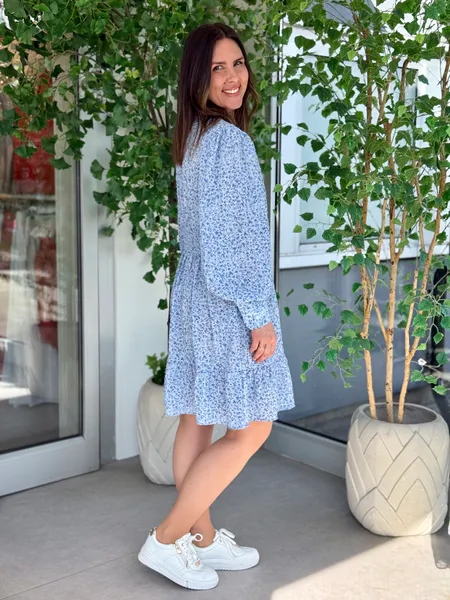 Hovedbilde NOELLE KJOLE M/BLOMSTER - LYSBLÅ