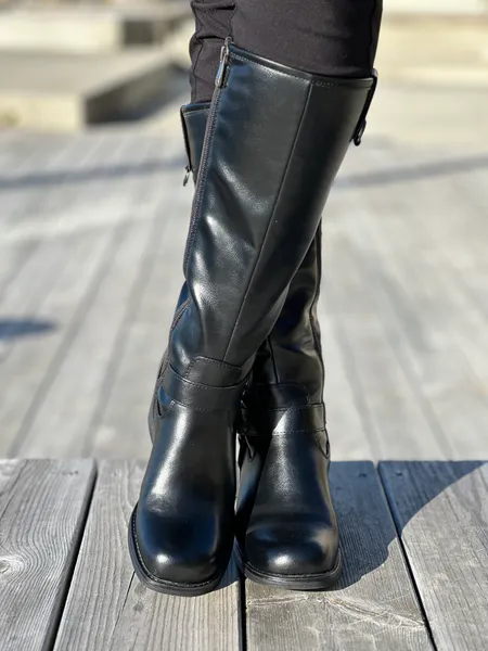 Hovedbilde HØY STØVLETT M/TRENDY DETALJER - SORT