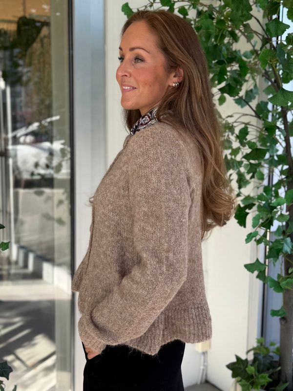BOWS KNIT CARDIGAN M/VOLANG - CAMEL MELERT