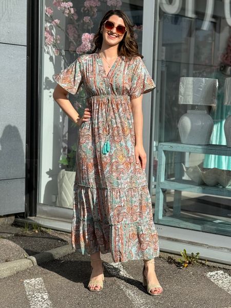 Hovedbilde VANESSA MAXI KJOLE - LYS OLIVEN PAISELY