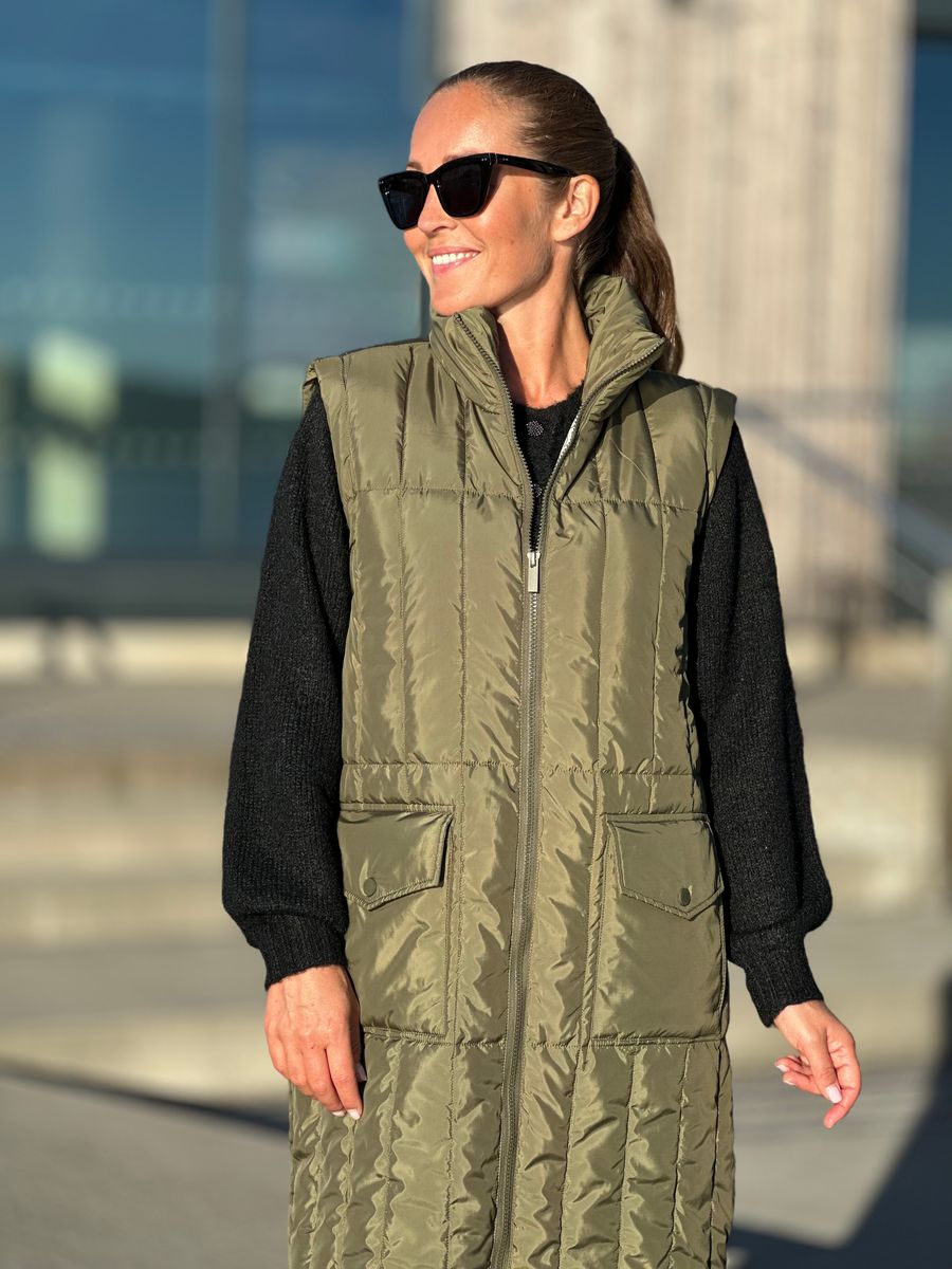 OLGA TO I EN KÅPE / VEST - OLIVEN