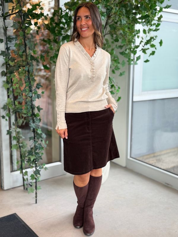 KATIE GENSER FRILL & V-HALS - MOONBEAM