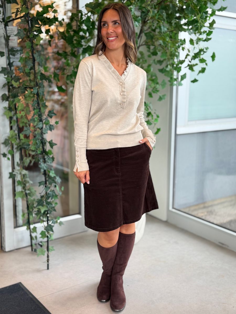 KATIE GENSER FRILL & V-HALS - MOONBEAM
