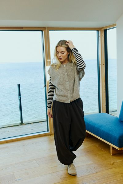 Hovedbilde ALPA STRIKKET VEST - CAMEL MELERT