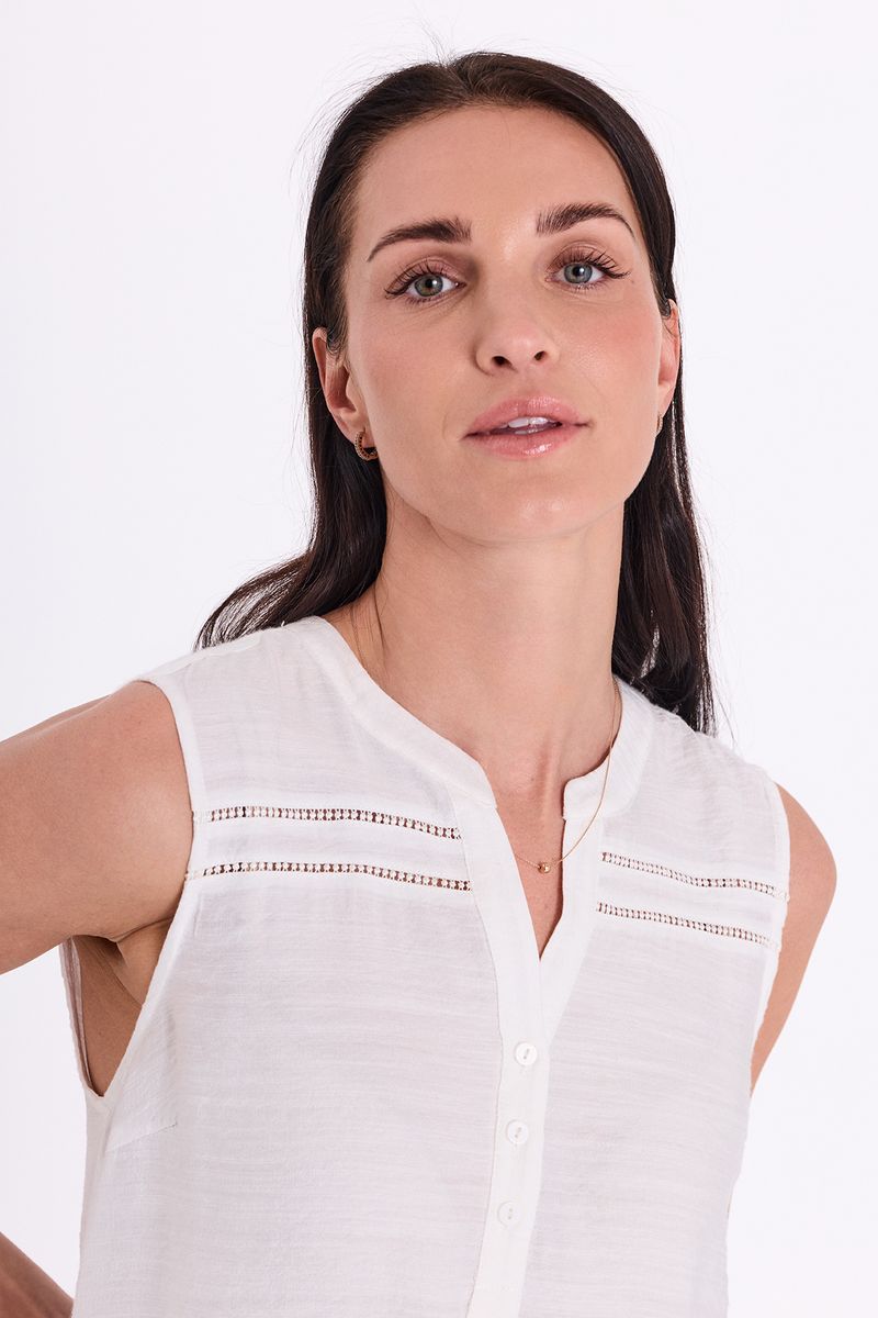 ANDREA BLUSE M/EMBRO - HVIT